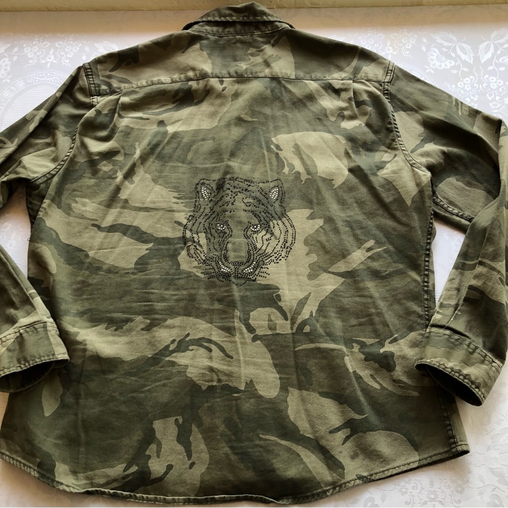 Wrangler Flex Men's Size XL Olive Green Camouflage Embellished Tiger Design